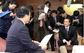 Tokushima mayor meets governor on referendum result